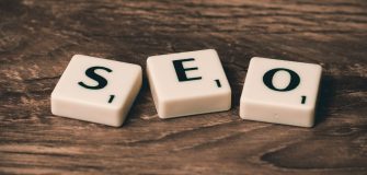 Scrabble-Steine zeigen SEO