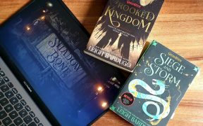 Laptop mit Serien-Aufmacher zu Shadow and Bone, daneben die Bücher Siege and Storm und Crooked Kingdom von Leigh Bardugo