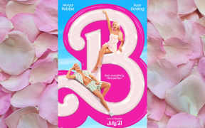 Barbie Filmplakat vor einem Hintergrund mit pinkten Rosenblüten