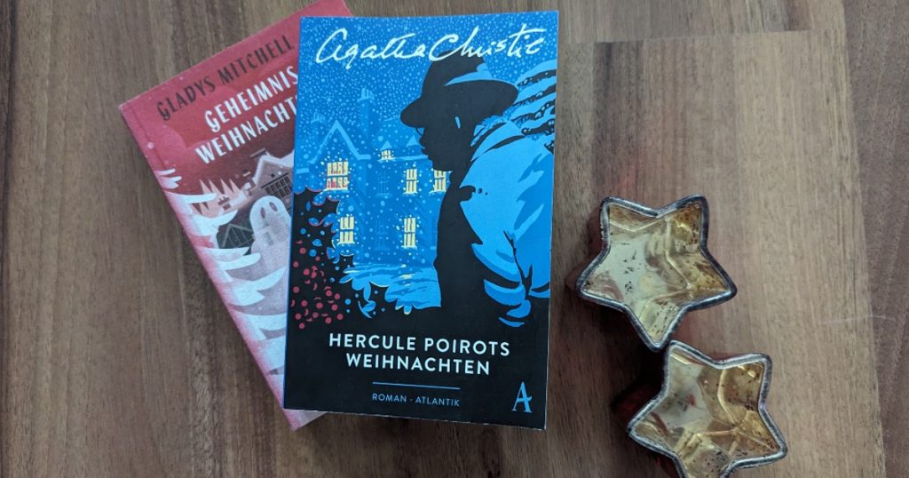 Weihnachtskrimis "Hercule Poirots Weihnachten" und "Geheimnis am Weihnachtsabend" auf dem Boden liegend, daneben zwei sternenförmige Teelichthalter
